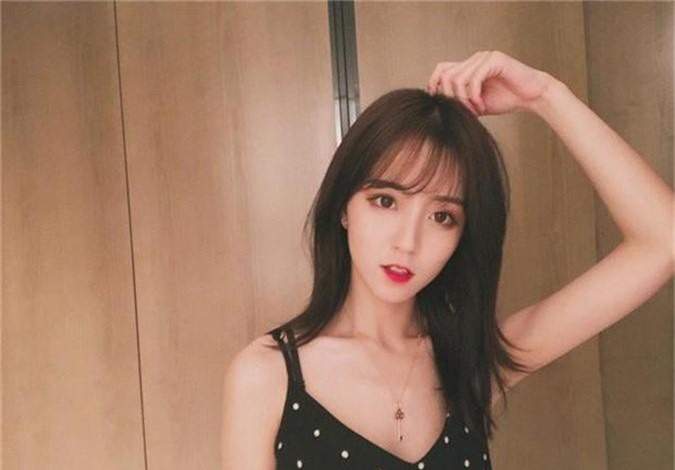 Cô gái trông như người khác khi lộ ảnh chưa trang điểm