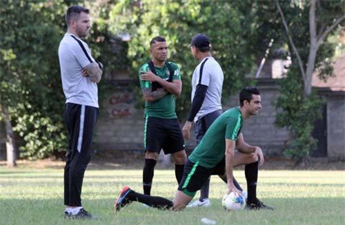 Tuyển thủ Indonesia lên tiếng bảo vệ HLV Simon McMenemy