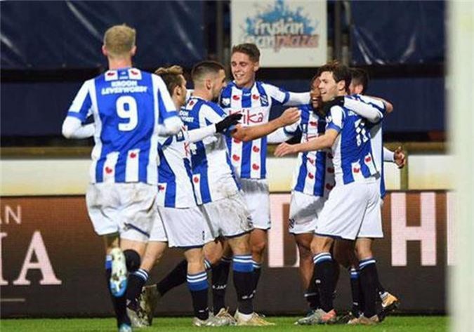 Văn Hậu dự bị trong ngày Heerenveen lội ngược dòng đầy cảm xúc