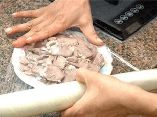 Cả nhà kéo vào bệnh viện vì thói quen bảo quản thức ăn sai lầm