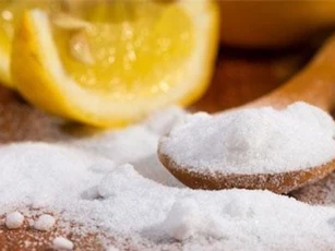 Chỉ với những nguyên liệu có sẵn trong nhà bếp, bạn có thể tạo ra nước làm sạch kính chỉ trong tích tắc