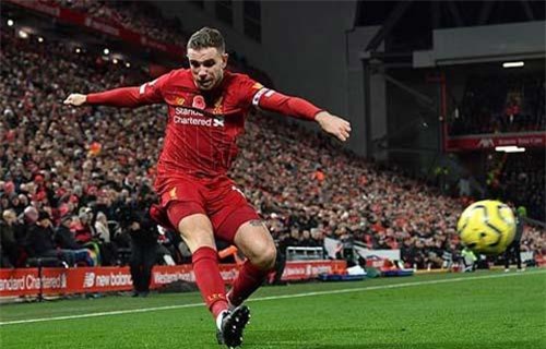 Gary Neville: 'Quả tạt chất lượng nhất trận không đến từ De Bruyne, Arnold'