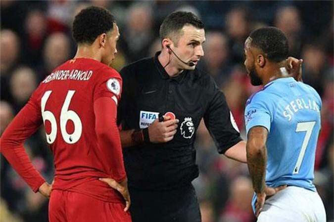 Hậu vệ Alexander-Arnold thừa nhận để bóng chạm tay