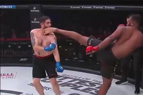 Võ sĩ Mỹ tung cú đá cực hiểm khiến đối thủ bất tỉnh sau 16 giây thi đấu