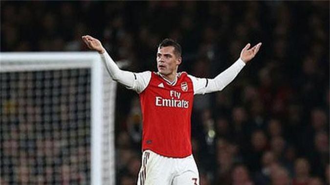 Xhaka thừa nhận đau đớn nhưng sẽ không rời Arsenal