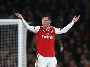 Xhaka thừa nhận đau đớn nhưng sẽ không rời Arsenal