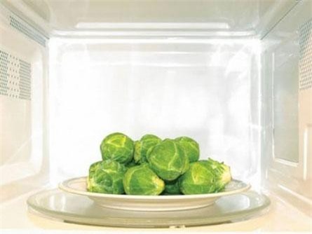 99,9% chúng ta đặt đồ ăn vào lò vi sóng… sai vị trí