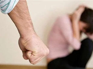 Bố bạc tình, vũ phu, tôi động viên mẹ viết đơn ly hôn