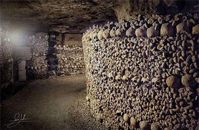 Clip: 'Rùng mình' trước những ngôi mộ bí ẩn nhất thế giới được bao quanh bởi...sọ người