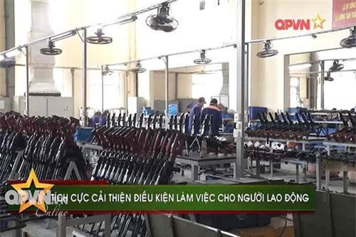 Hé lộ dây chuyền sản xuất phụ kiện ngắm độc đáo cho AKM-1 Việt Nam