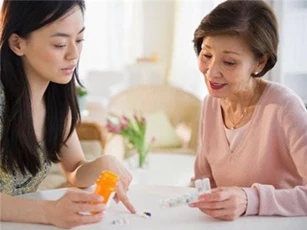 Mẹ chồng giằng tay con trai không cho rửa bát vì 'đàn ông nhà này không cần làm việc bếp núc', không ngờ con trai nói một câu đầy bất ngờ