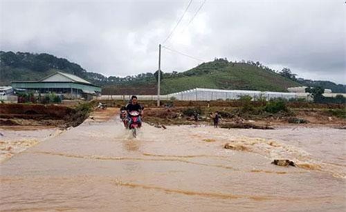 Một người bị lũ cuốn khi cố đi qua đập tràn ở Lâm Đồng
