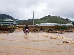 Một người bị lũ cuốn khi cố đi qua đập tràn ở Lâm Đồng