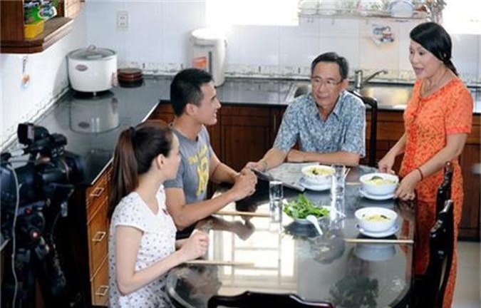 Nghe tiếng động lạ trong phòng tắm, con dâu phát hiện bí mật ghê gớm của bố chồng