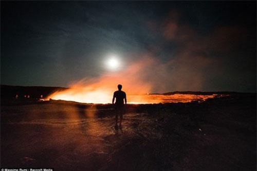 Rùng mình cuộc sống những người làm việc tại cổng địa ngục