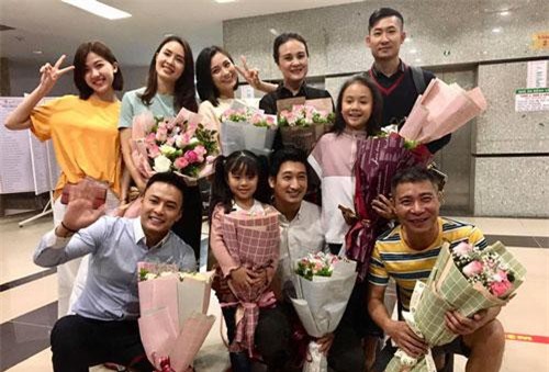 San 'Hoa Hồng' rò rỉ ảnh mặc áo bầu, ấp ôm vỗ về phi công trẻ: Có khi nào Thái gặp đại nạn?