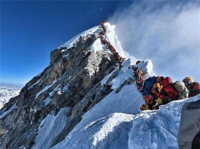 'Tắc đường' lên đỉnh Everest, người leo núi đối mặt tử thần