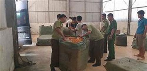 Tạm giữ gần 4 tấn quần áo cắt mác nước ngoài gắn nhãn thương hiệu Việt