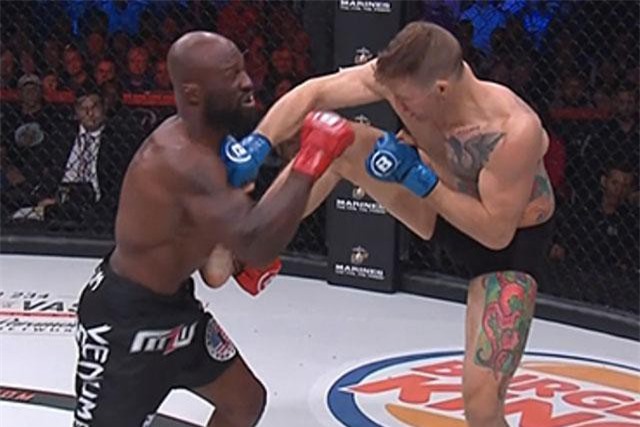 Cận cảnh cú đấm 'nhanh như điện' giúp võ sĩ Mỹ hạ knock-out đối thủ