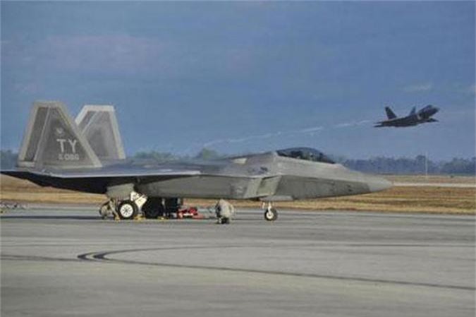 Dùng B-1B Lancer và F-22, Mỹ có dọa được Iran?