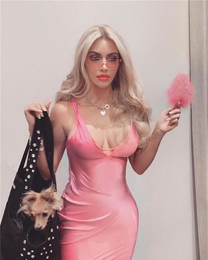 Kim Kardashian 'thả rông' hóa trang thành nữ luật sư tóc vàng điệu đà