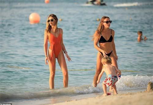 Vóc dáng tuyệt mỹ khiến chị em phải ghen tị của siêu mẫu 4 con Abbey Clancy