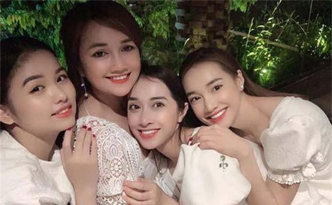 Chị gái Nhã Phương đăng ảnh 'chị chị em em' thân thiết, dân tình lại đổ dồn vào nhan sắc cực phẩm của 3 cô nàng bên cạnh nữ diễn viên
