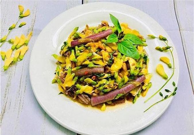 'Đổi gió' bữa cơm với gỏi bông điên điển chua ngọt