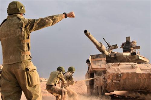 Kíp lái siêu tăng Merkava vượt qua 'ác mộng' đứt xích giữa đường thế nào?