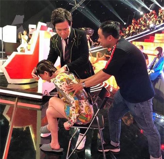 Nghẹn ngào giây phút Lan Ngọc và nhiều nghệ sĩ ngủ gục ở hậu trường