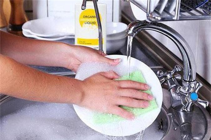 Sai lầm khủng khiếp khi rửa bát đũa khiến cả nhà mang bệnh