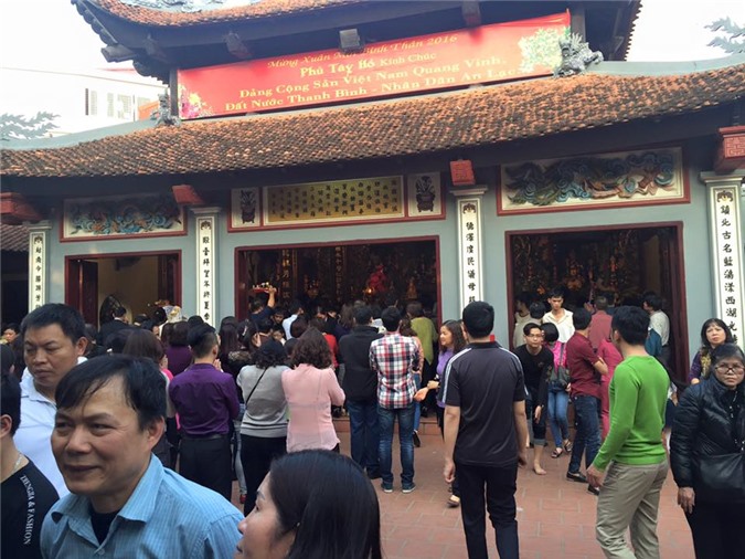 Hà Nội: Biển người chen lấn vào Phủ Tây Hồ xin lộc đầu năm