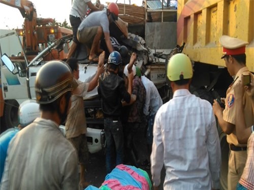 Xe tải đổ dốc "hôn" đuôi xe hổ vồ làm 1 người chết, 2 người nguy kịch