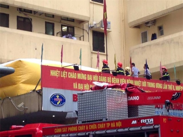 Người đàn ông tự đâm vào tay, gây náo loạn tại bệnh viện 