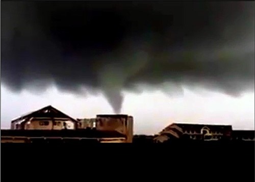 Vòi rồng bất ngờ xuất hiện trên bầu trời ở Hải Phòng