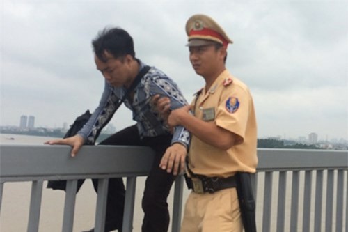 CSGT nhanh trí giải cứu người định nhảy cầu tự tử