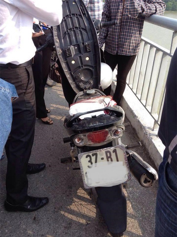 Bất lực nhìn thanh niên nhảy cầu Bến Thủy tự tử