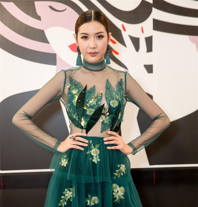 Á hậu Quốc tế Thúy Vân "nóng bỏng" với váy hoa xuyên thấu 