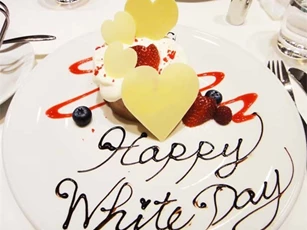 Ai là người tặng quà vào dịp Valentine trắng?