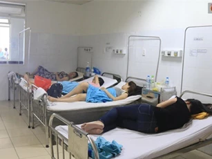 Ăn cơm gà, 17 khách du lịch nhập viện nghi do ngộ độc