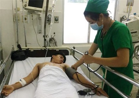 Ăn cơm với thịt cóc, 3 anh em bị ngộ độc