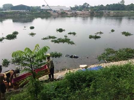 Án mạng ở Hà Nam: Thi thể nổi trên sông Đáy bị dao đâm, dập vùng ngực