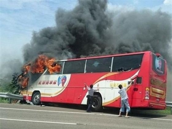 Bà hỏa "hỏi thăm" xe khách du lịch ở Đài Loan, 26 người chết