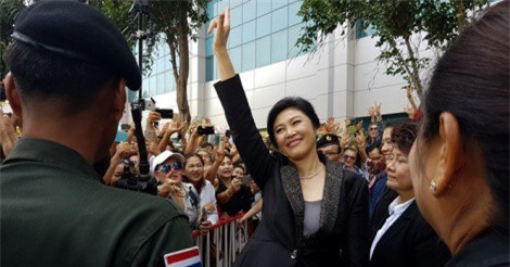 Bà Yingluck bị nghi đổi xe, vứt điện thoại và bỏ lại hàng triệu USD 