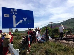 Bàng hoàng 2 bà cháu băng qua đường sắt, bị tông thương vong