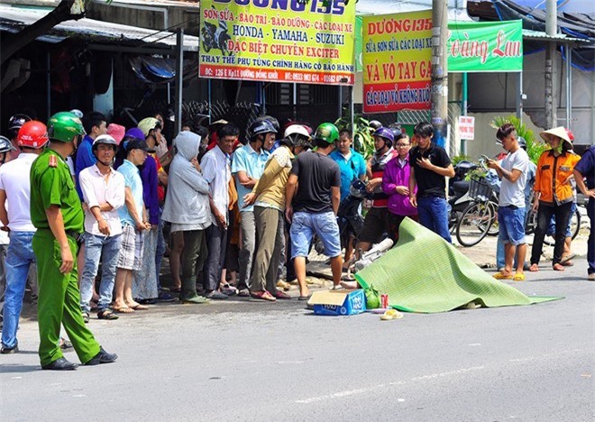 Bàng hoàng thanh niên bị xe tải cán qua người, tử vong