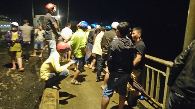 Bàng hoàng thanh niên bỏ lại xe máy, ví tiền nhảy cầu tự tử