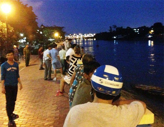 Bàng hoàng thi thể người đàn ông lập lờ trên sông Sài Gòn