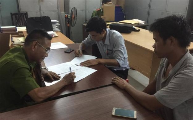 Băng nhóm thiếu niên cầm dùi cui điện cướp xe giữa ban ngày