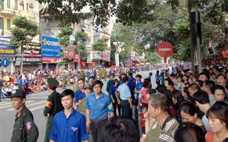 Người dân ướt đẫm mồ hôi háo hức chờ đoàn diễu binh, diễu hành